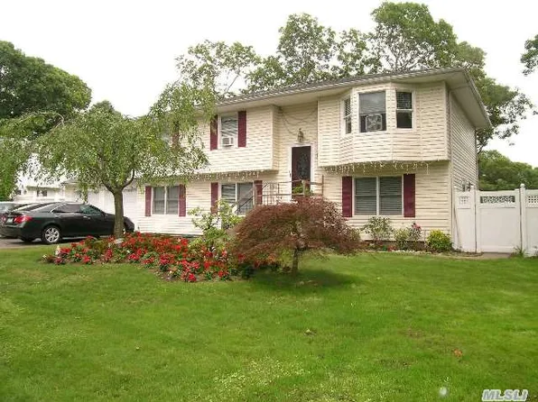 23 Leeds Blvd, Farmingville, NY 11738