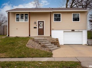 3471 Sunny Hill Dr, Bettendorf, IA 52722