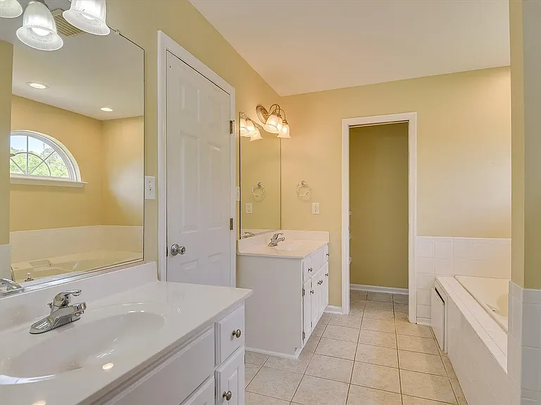 5755 Carriage Hills Dr — Photo 33