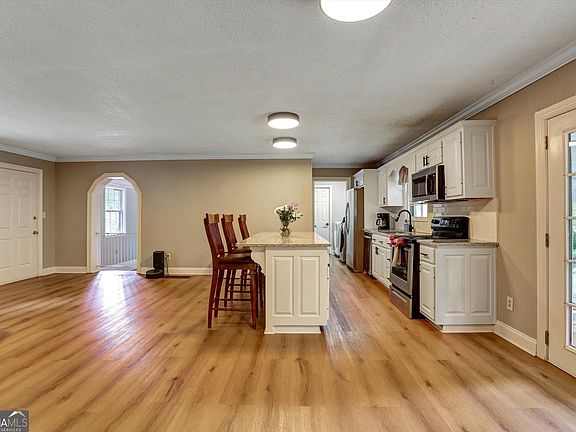 5th image of 1095 Athens Rd