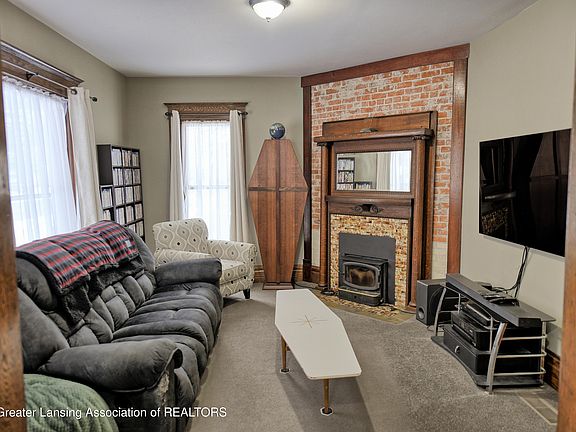 3rd image of 407 E Jefferson St