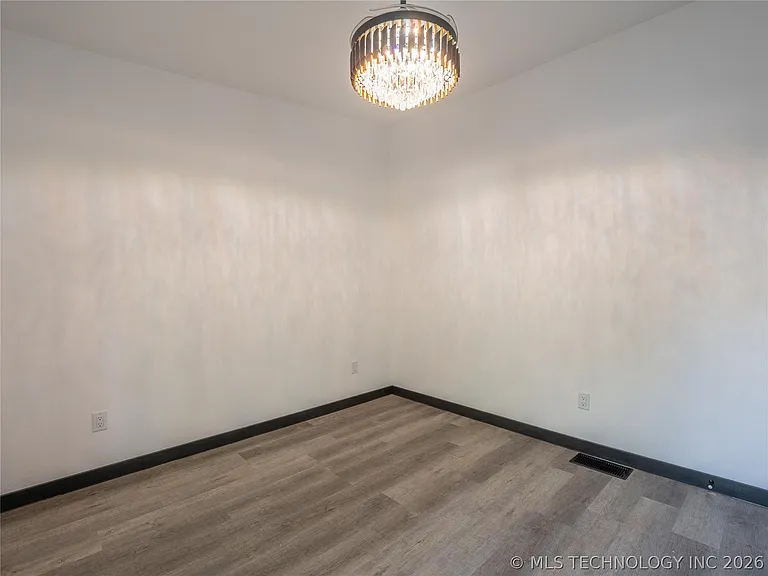 351 E Washington Ave — Photo 12