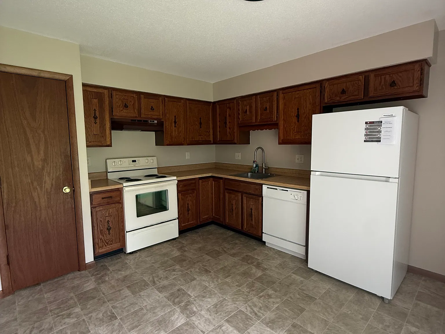 2 bed, 1.5 bath, 1000 sqft, $1,150 — Photo 2