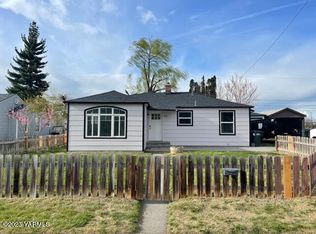 625 E 2nd St, Grandview, WA 98930