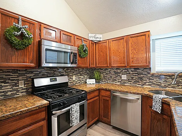 133 Cotton Dr, Lake Jackson, TX 77566
