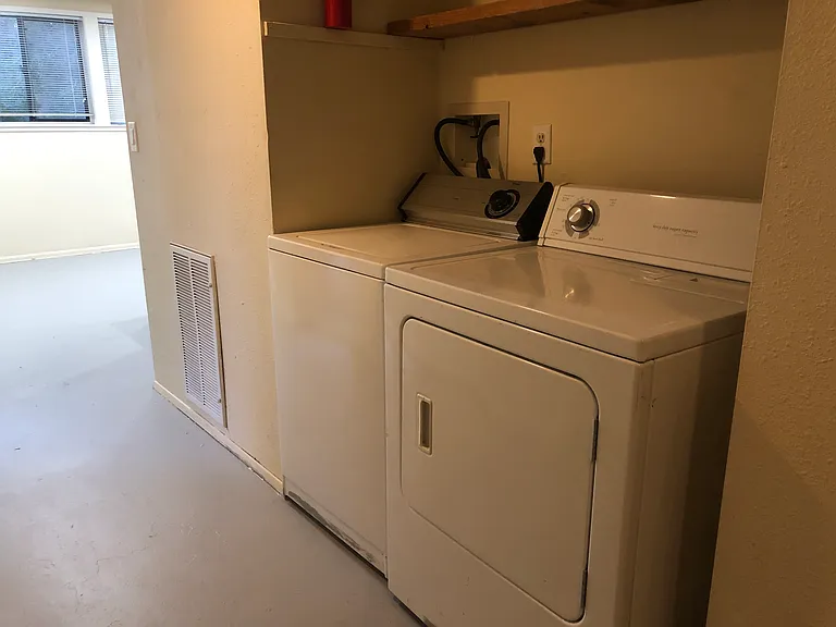418 NW Maryland Ct — Photo 4