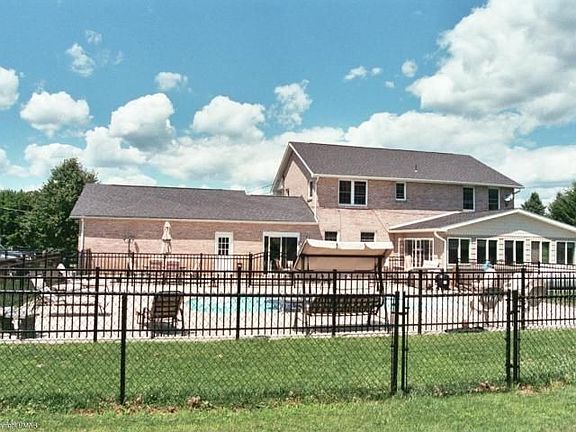 Pool, dog run, Sun-room