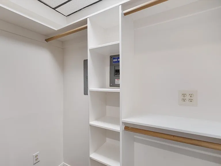 22521 Victory Blvd #B — Photo 11