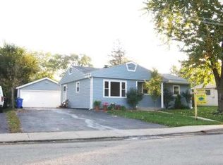 61 Robin Rd, Carpentersville, IL 60110