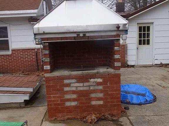 3rd image of 2122 Woodward Dr