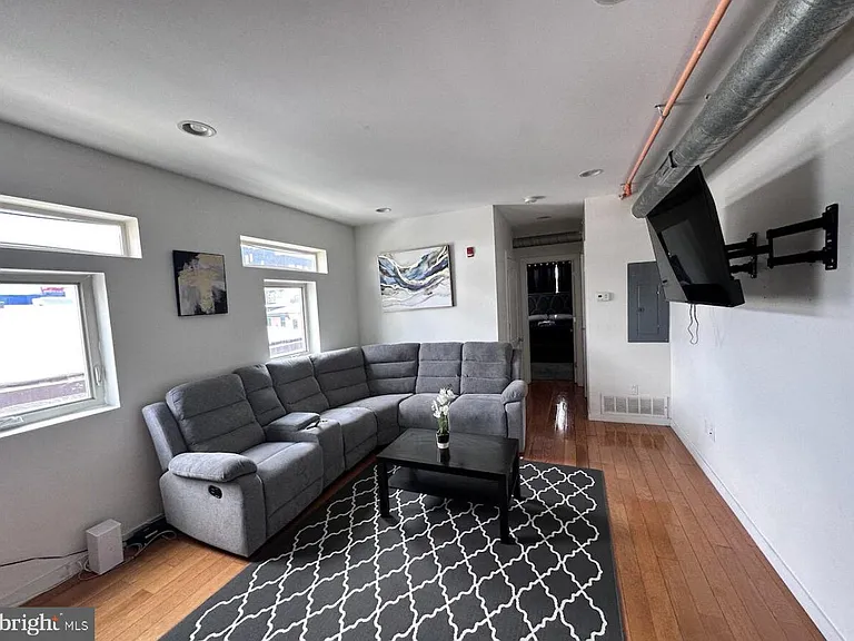 117 W Girard Ave #1 — Photo 2