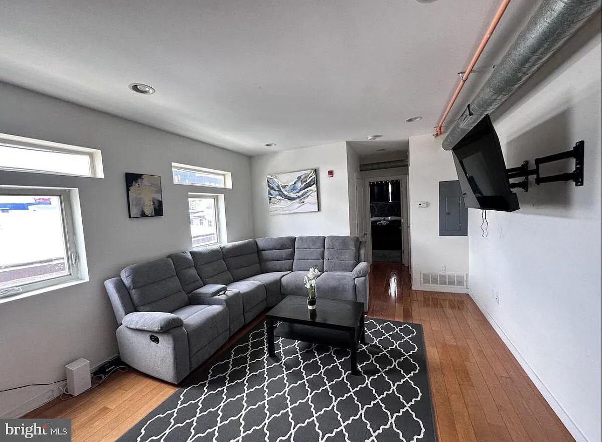 Building Photo - 117 W Girard Ave #1