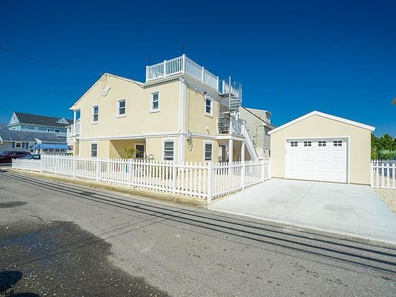 3rd image of 205 26th St