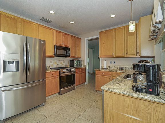 5th image of 3390 SW Islesworth Cir