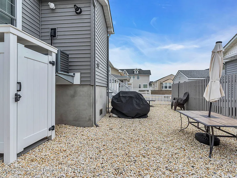 24 Virginia Ave — Photo 32