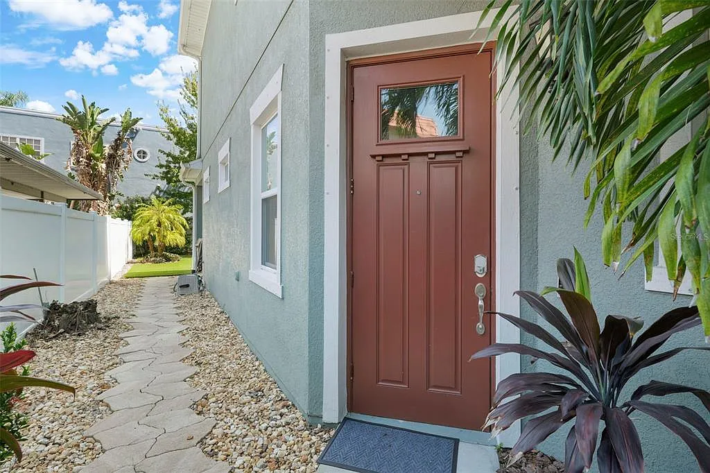 3 bed, 2.5 bath, 2065 sqft, $6,000 — Photo 4