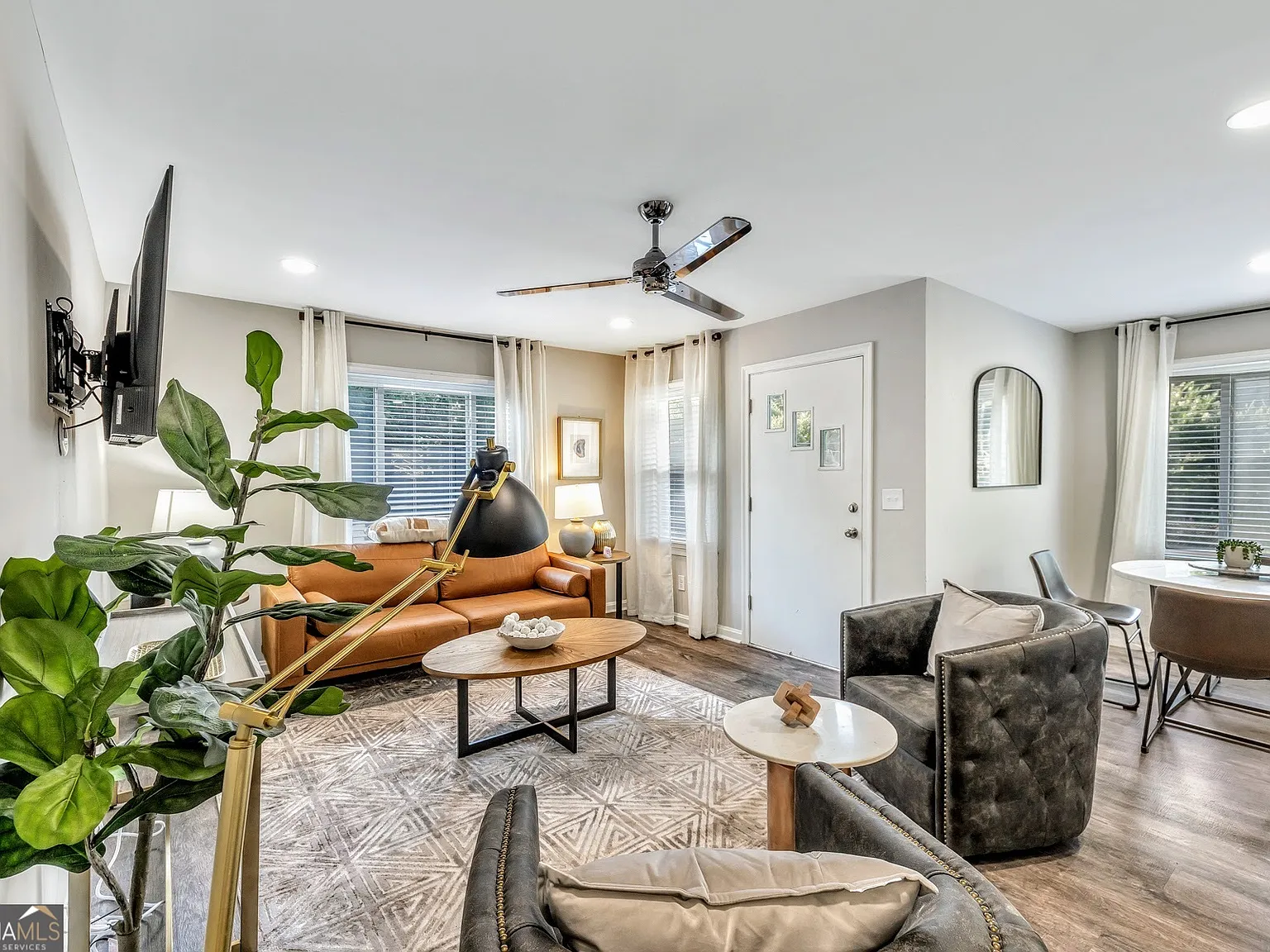 2 bed, 1.0 bath, 1100 sqft, $3,600 — Photo 3