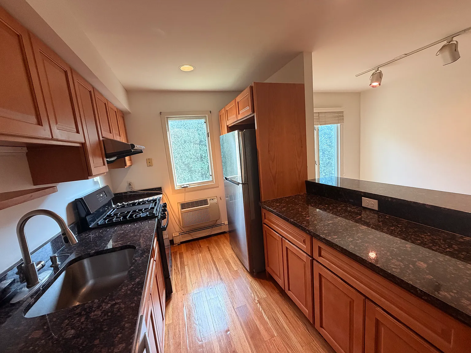 3 bed, 2.0 bath, 1350 sqft, $4,500 — Photo 3