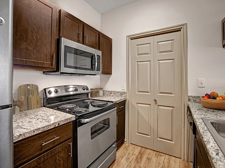 Elm Hollow Apartments — Photo 18