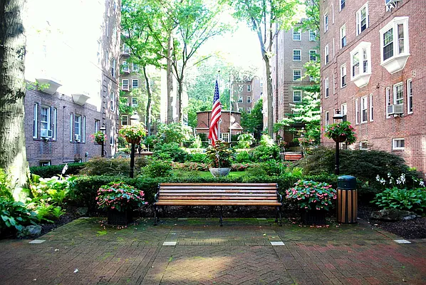 Sold by Landmarc Group | media 33