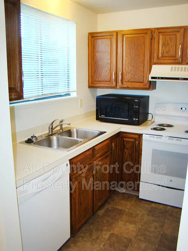 3 bed, 3.0 bath, 1340 sqft, $2,100 — Photo 3