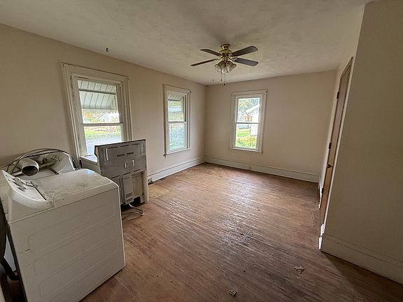5th image of 124 S Elm St