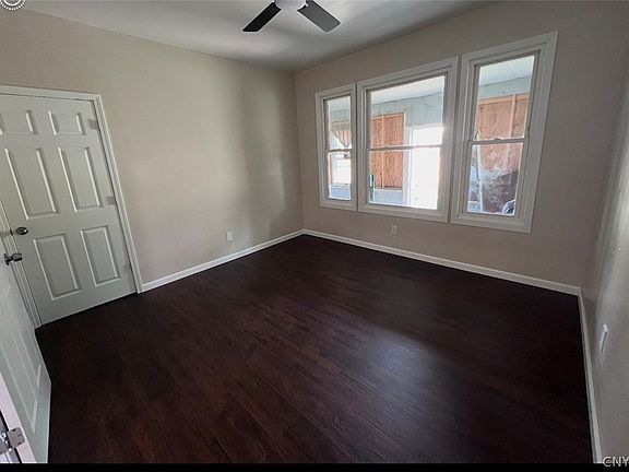 5th image of 709 Oak St
