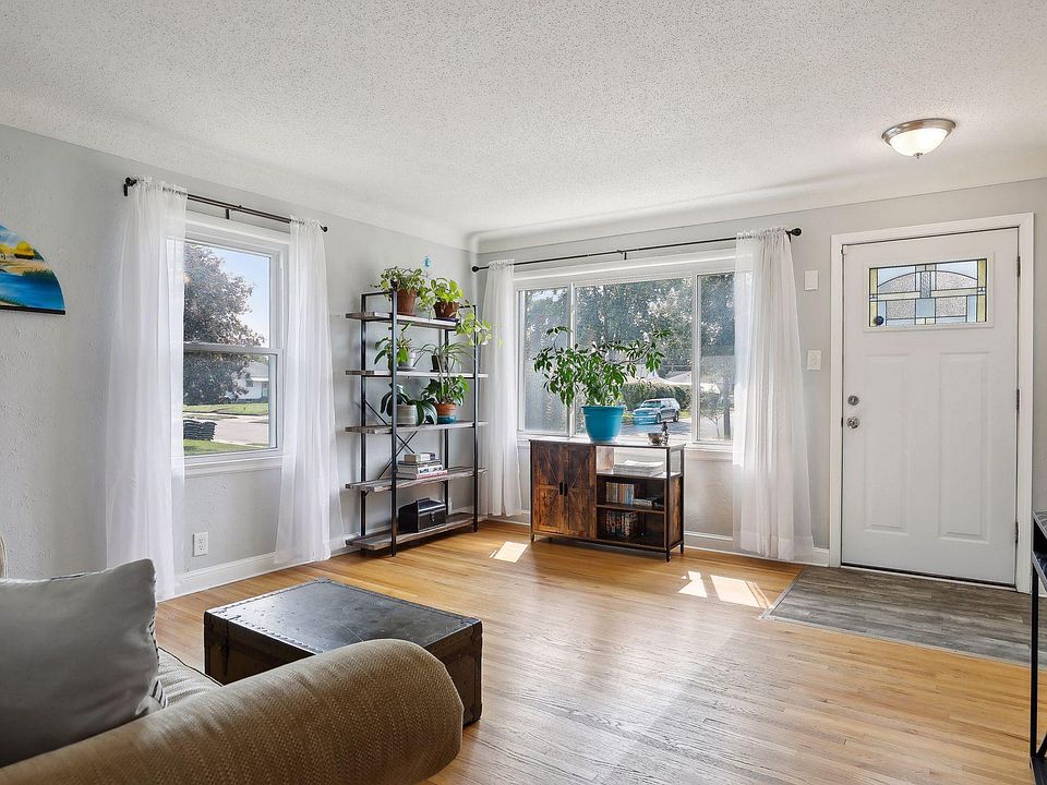 1st image of 202 W Douglas St
