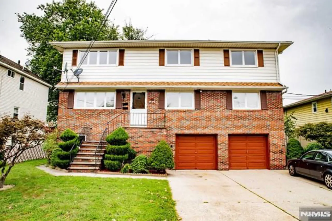 3 bed, $3,000 — Photo 1