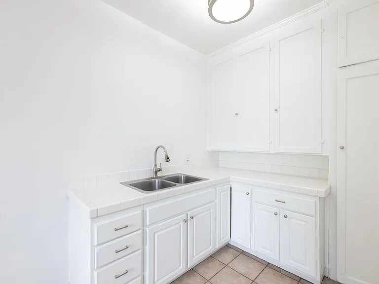 Gailmore Apartments — Photo 11