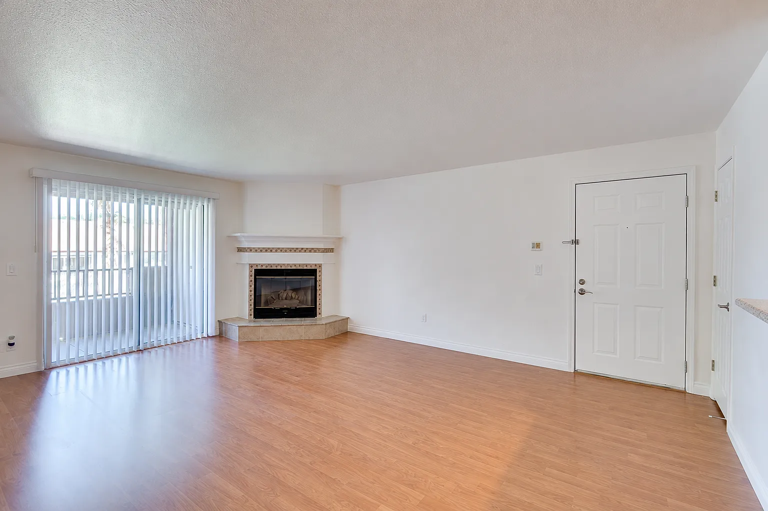 2 bed, 2.0 bath, 1128 sqft, $1,635 — Photo 2