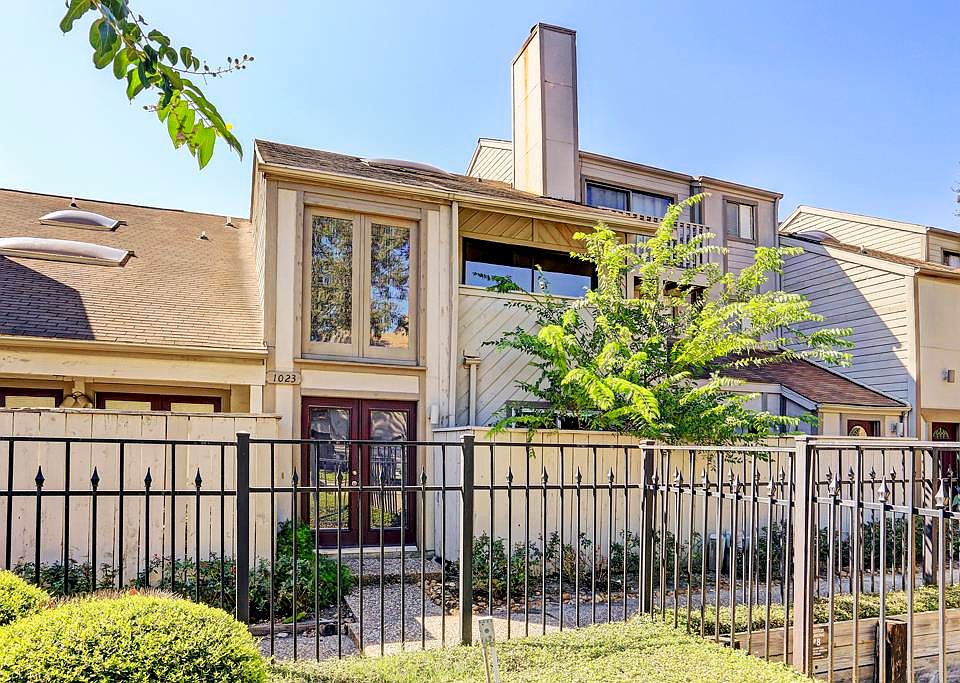 1st image of 1023 Country Place Dr #1023