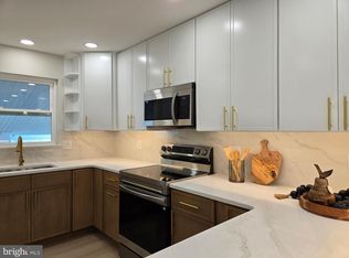 10 Linden Ln, Levittown, PA 19054