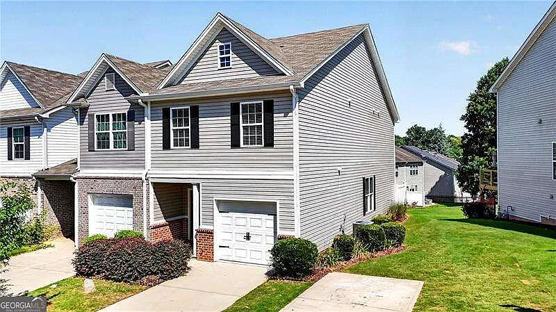 3 bed, 2.5 bath, 1740 sqft, $2,075 — Photo 3