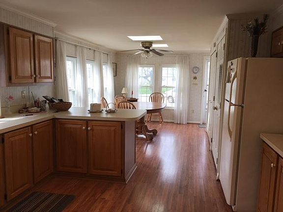 3rd image of 10 Saint James Ct