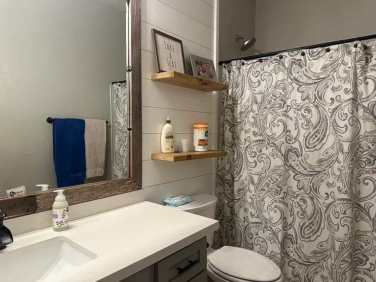 7046 S Claiborne Ave — Photo 24
