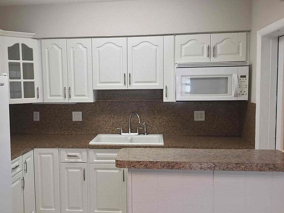 4th image of 1071 NE 157th St