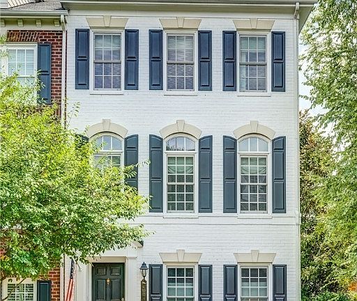4th image of 1008 Hyde Ln