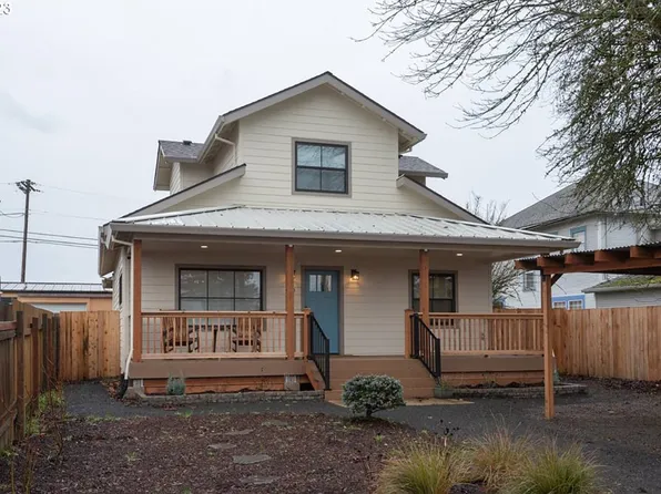 250 S Park St, Carlton, OR 97111
