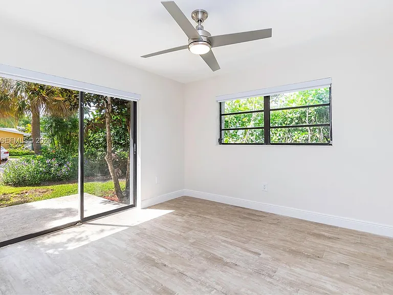 310 Harbor Ct — Photo 18