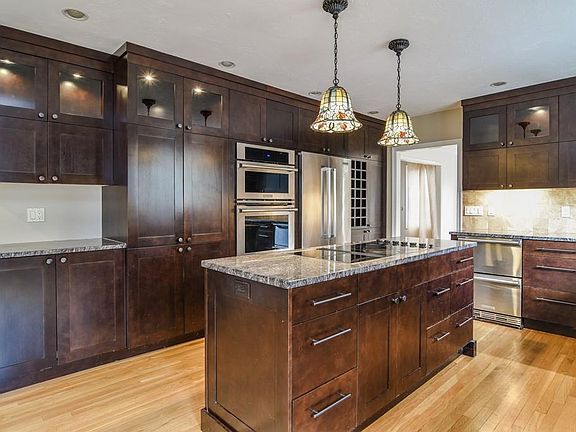 5th image of 185 Woodland St #185