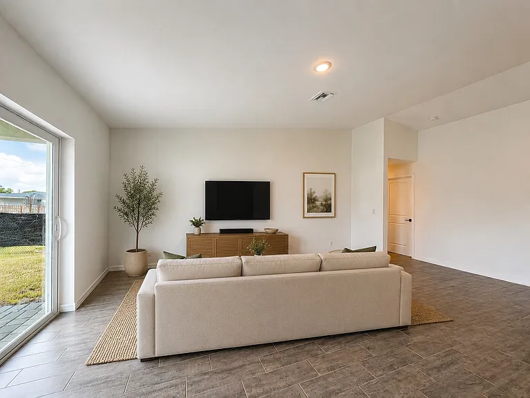 2925 NE 6th Ave — Photo 3