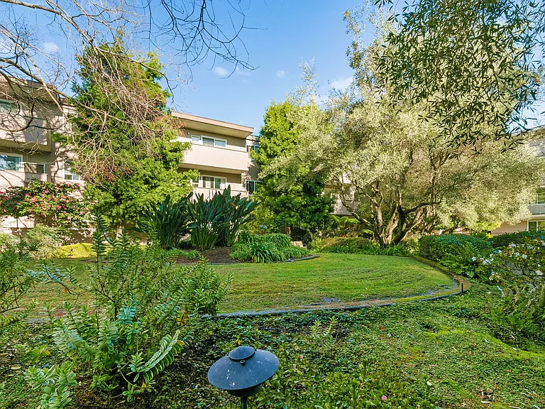 Bella Vista on Bancroft — Photo 26