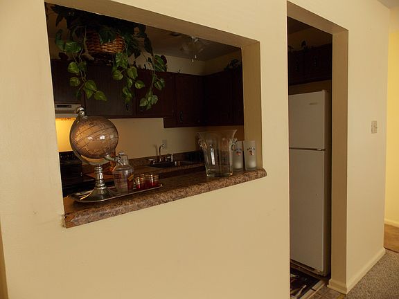 4th image of 303 Leatherhead Ct