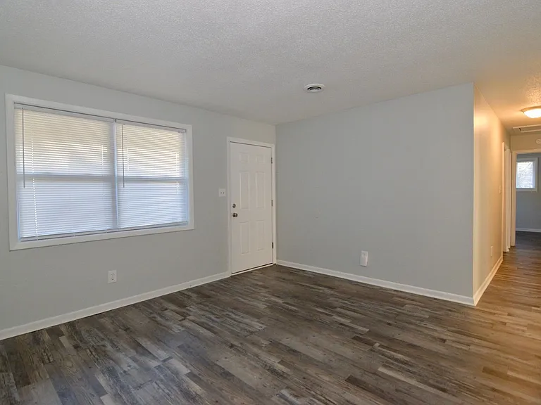 524 Laverne Ave — Photo 5