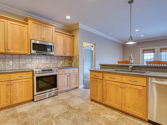 5th image of 909 Uriel Ct
