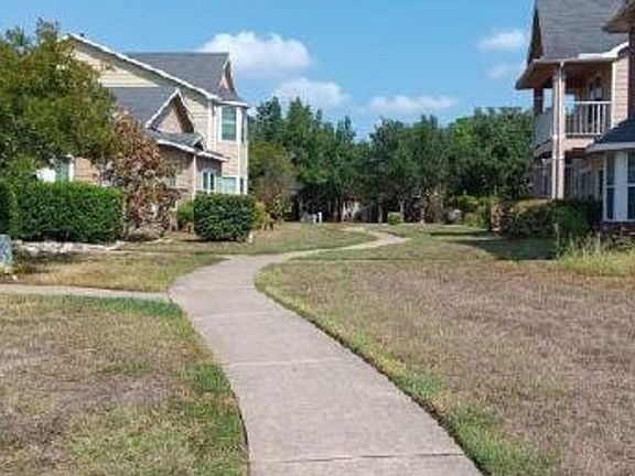 Exterior Neighborhood (street photo)