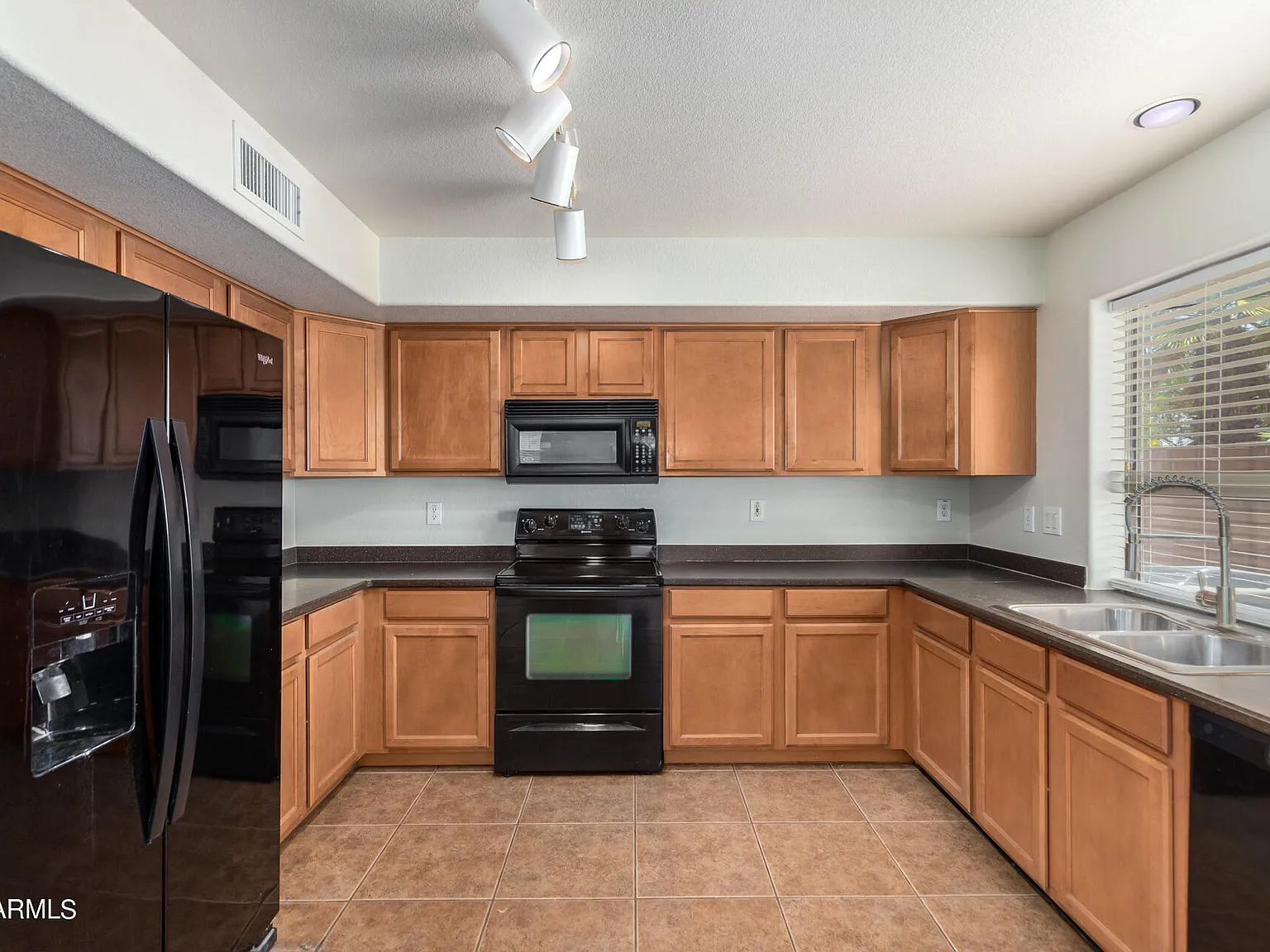 4 bed, 2.5 bath, 2206 sqft, $2,295 — Photo 2