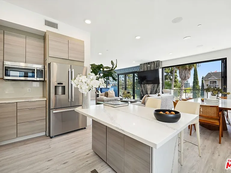 137 N Doheny Dr #3 — Photo 12