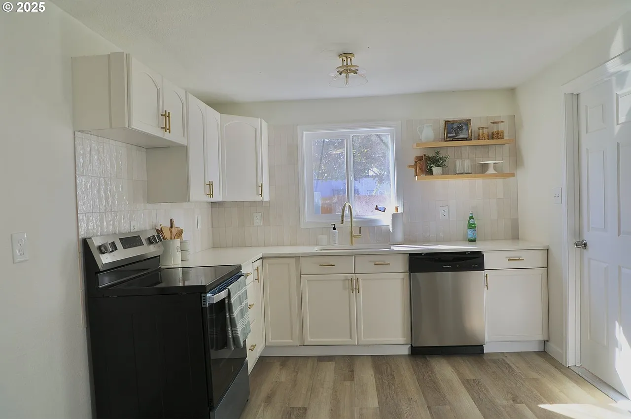 2 bed, 820 sqft, $1,649 — Photo 2